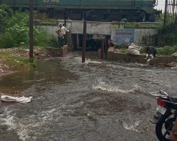 रायगढ़ : चंद घंटो की बारिश में भरा रेल्वे अंडर ब्रिज ,क्रॉस करने के दौरान स्कूली और अन्य सवार गिरने लगे गंदे पानी में…