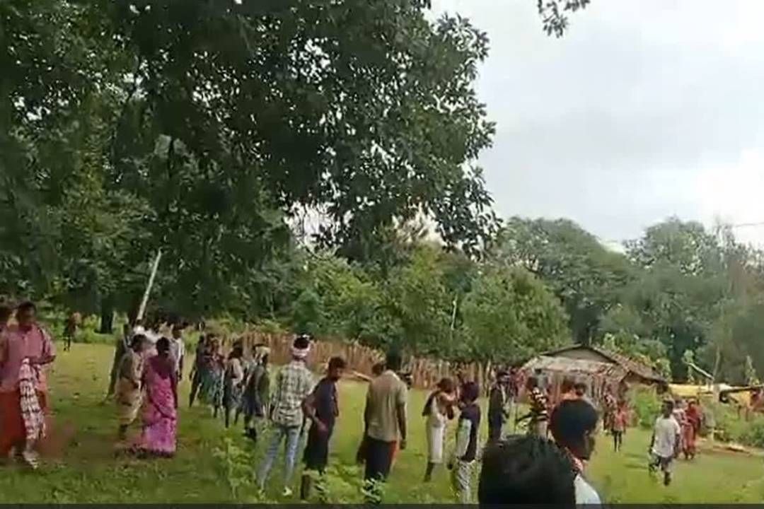 धर्मांतरण को लेकर मचा बवाल : शव दफना रहे ईसाई समाज को मानने वालों को ग्रामीणों ने दौड़ा-दौड़ाकर पीटा…