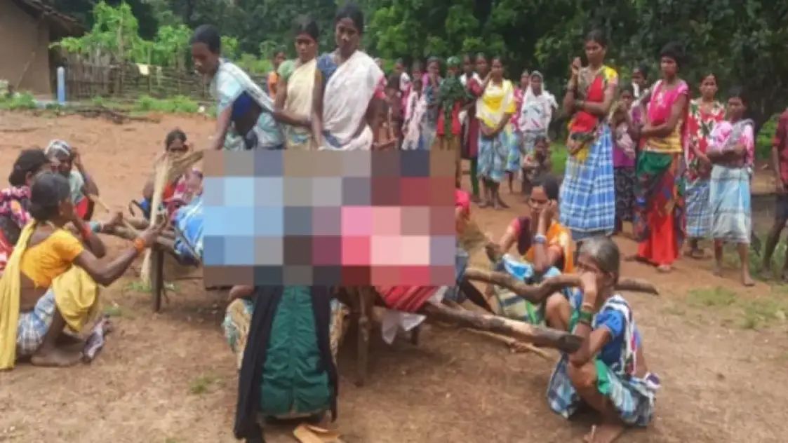 बीजापुर : नक्सलियों और सुरक्षाबलों के बीच पिस रहे आमजन ; ग्रामीणों ने शव रखकर किया प्रदर्शन, मुठभेड़ को बताया फ़र्ज़ी…