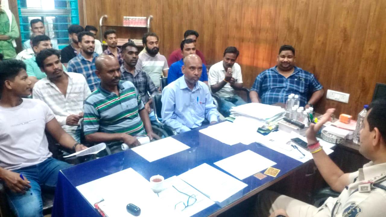 रायगढ़ : दुर्गा पूजा समितियों की बैठक में सुरक्षा के विशेष निर्देश : पुलिस की सख्त होगी निगरानी…