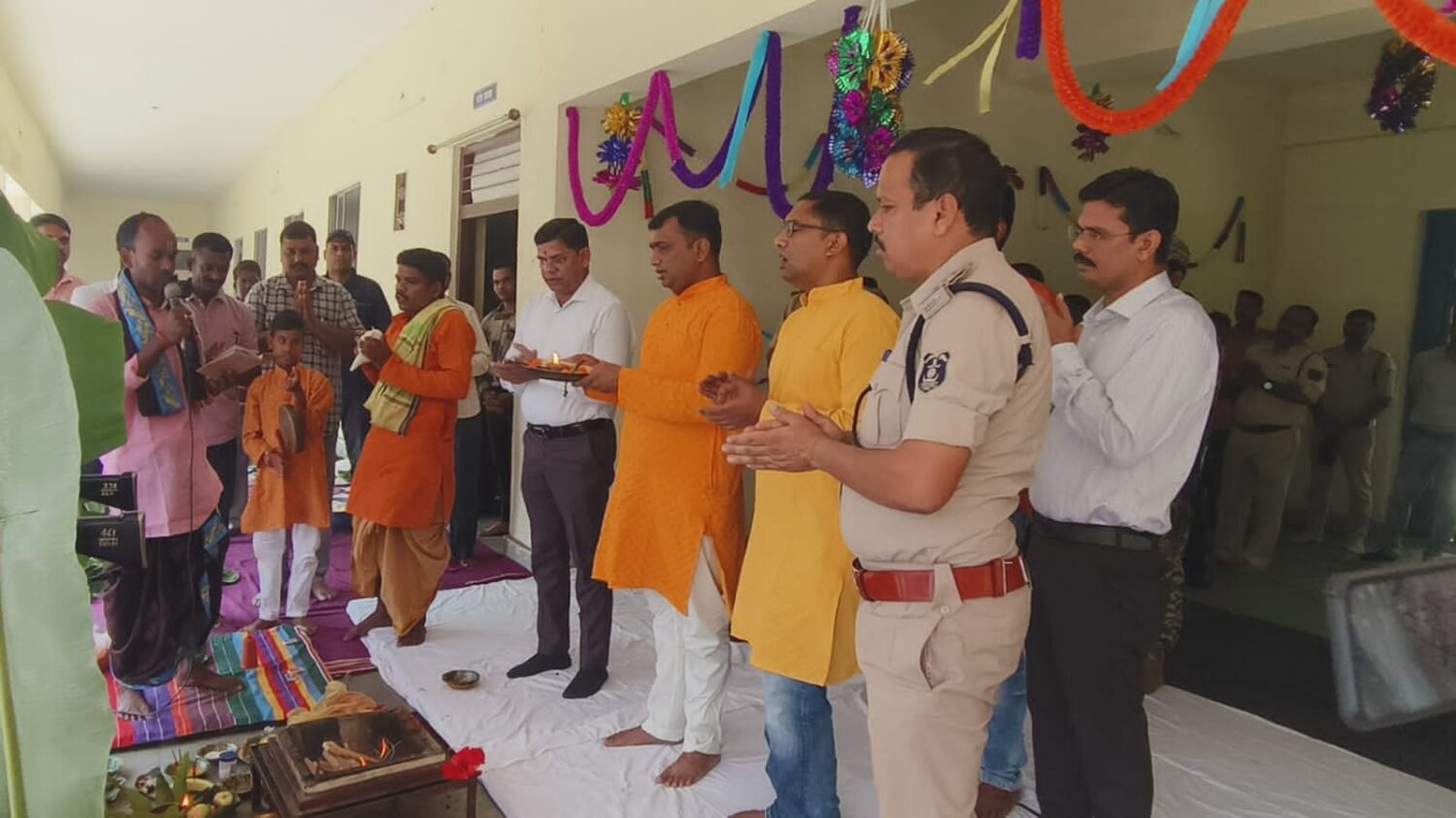 रायगढ़ : पुलिस लाइन के साथ ही जिले के सभी थाना और चौकियों में शस्त्र पूजन, परंपरा का किया गया पालन…