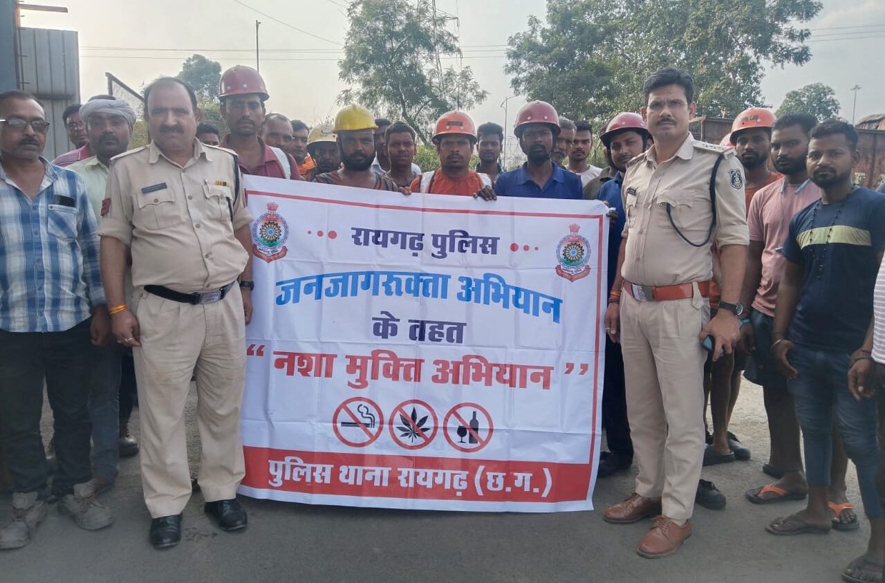रायगढ़ नशा मुक्ति अभियान: ग्राम कलमी में पुलिस ने वाहन चालकों को शराब के दुष्प्रभावों और यातायात सुरक्षा पर दी अहम जानकारी…