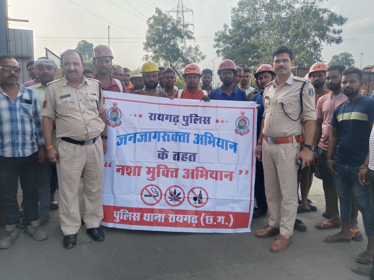 रायगढ़ नशा मुक्ति अभियान: ग्राम कलमी में पुलिस ने वाहन चालकों को शराब के दुष्प्रभावों और यातायात सुरक्षा पर दी अहम जानकारी…
