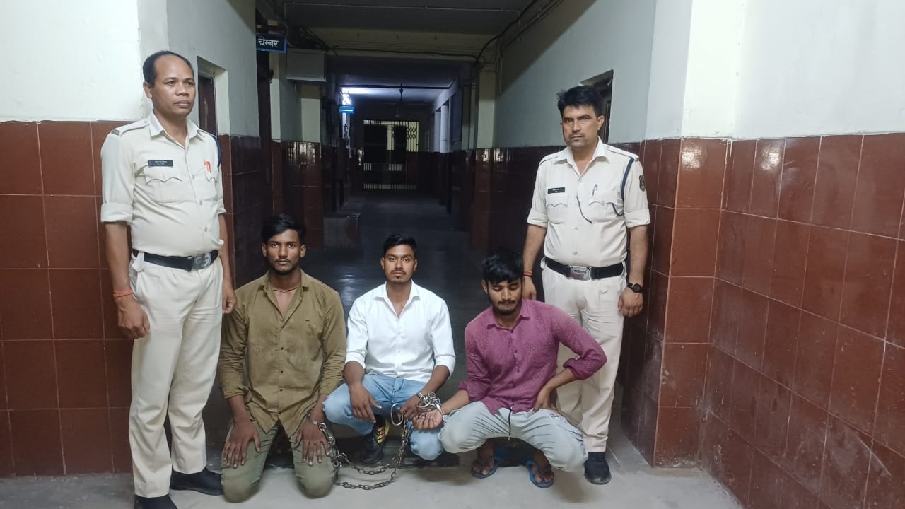 रायगढ़ : दुर्गा पंडाल मारपीट मामले के तीन फरार आरोपियों को जूटमिल पुलिस ने गिरफ्तार कर भेजा जेल…