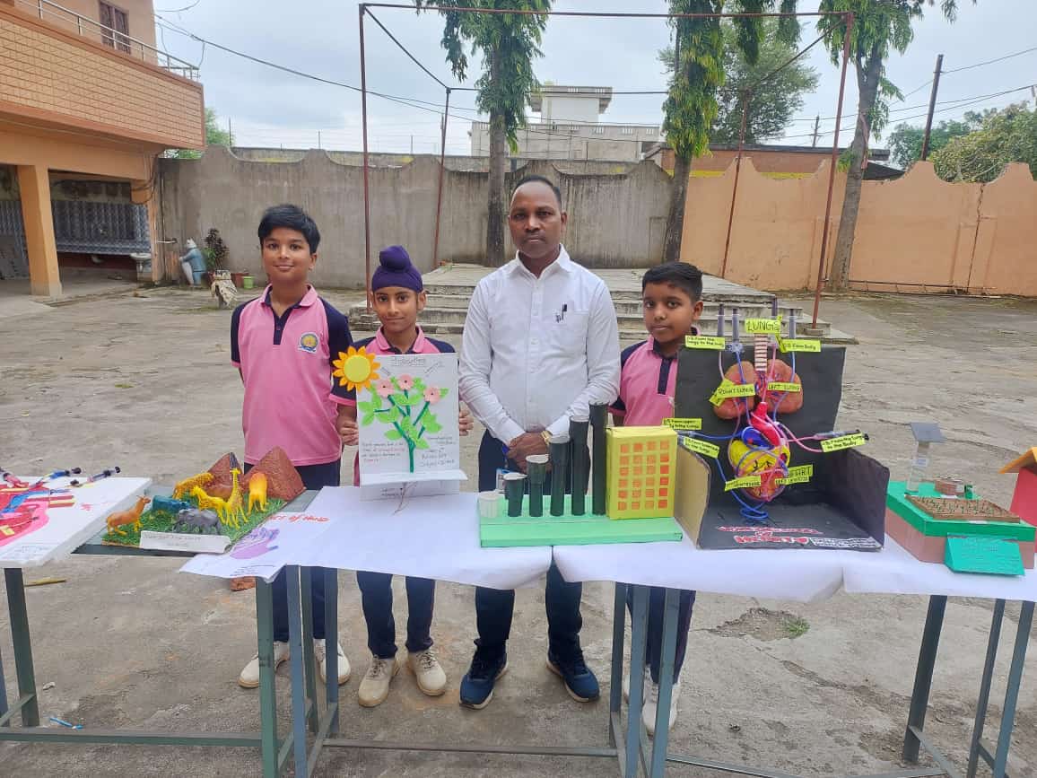 विद्यालय लिटिल रोज अंग्रेजी माध्यम स्कूल पत्थलगांव में दीपोत्सव के उपलक्ष रंगोली, ड्राइंग कंपटीशन एवं विज्ञान प्रदर्शनी का किया गया आयोजन 