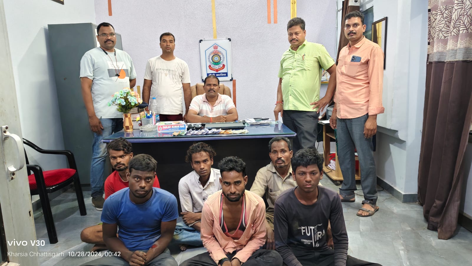 खरसिया : क्षेत्र में पुलिस की जुआ फड़ पर कार्रवाई जारी, ठाकुरदिया जुआ रेड में 6 लोगों को पकड़ा, जुआरियों से ₹9,340 जप्त… खरसिया : क्षेत्र में पुलिस की जुआ फड़ पर कार्रवाई जारी, ठाकुरदिया जुआ रेड में 6 लोगों को पकड़ा, जुआरियों से ₹9,340 जप्त…