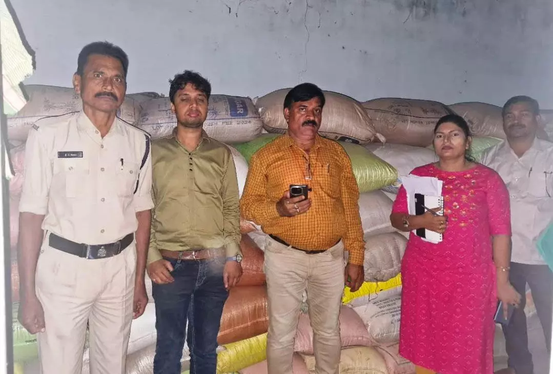 महासमुंद: बसना के ग्राम अंकोरी में 879 कट्टा धान जब्ती के पश्चात अधिकारियो से बदसलुकी और दुर्व्यवहार करने पर जेल भेजने की कारवाई…