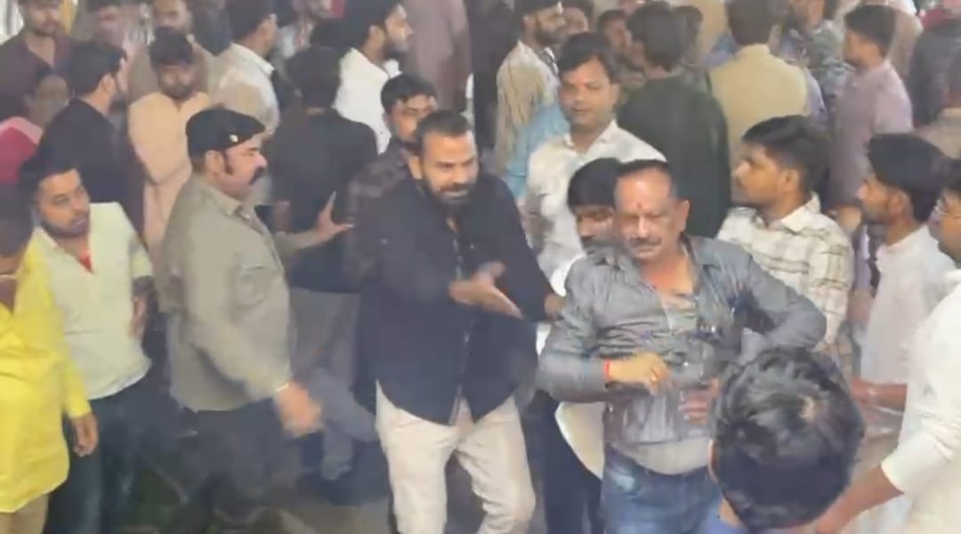 अम्बिकापुर : देवीगंज रोड में पटाखा फोड़ने के विवाद में 2 गुटों में जमकर मारपीट, फूटे सिर, टीआई ने संभाला मोर्चा..!
