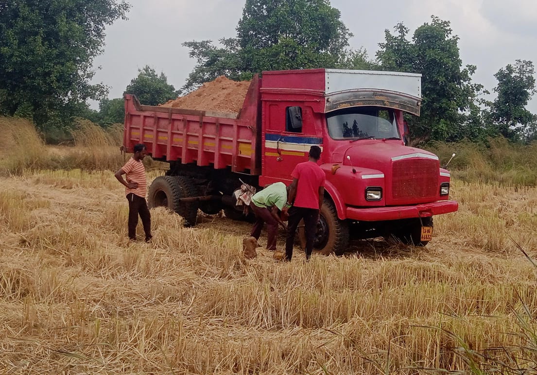 गौण खनिज मुरूम से भरा वाहन 