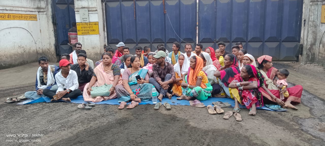 श्री रूपानाधाम स्टील प्लांट सराईपाली के गेट में धरने पर बैठे क्रोरोंधा से गरीब परिवार…