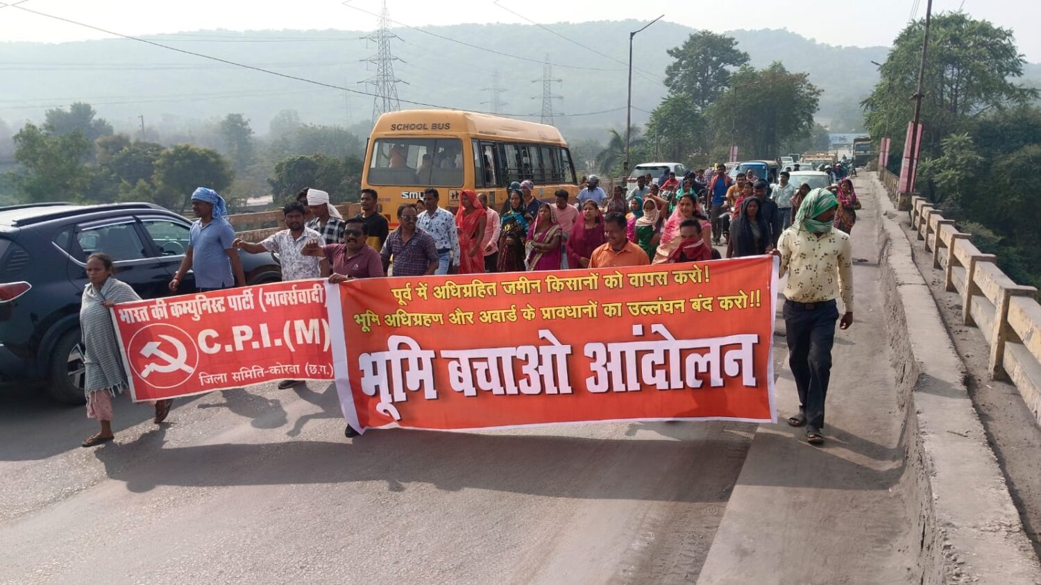 खम्हरिया गांव के किसानों की बेदखली पर रोक की मांग, 15 किलोमीटर पदयात्रा कर माकपा ने कलेक्टर को सौंपा ज्ञापन…