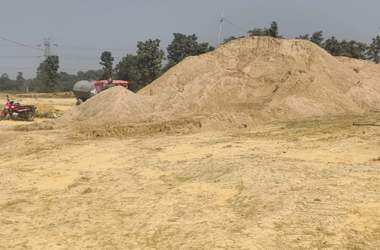 घरघोड़ा : भाजपा सरकार में रेत तस्करी चरम पर, सैकड़ों ट्रैक्टर अवैध रेत डंप पर आखिर कब होगी कार्रवाई? जिम्मेदारों की चुप्पी अपने आपमें रहस्य?…