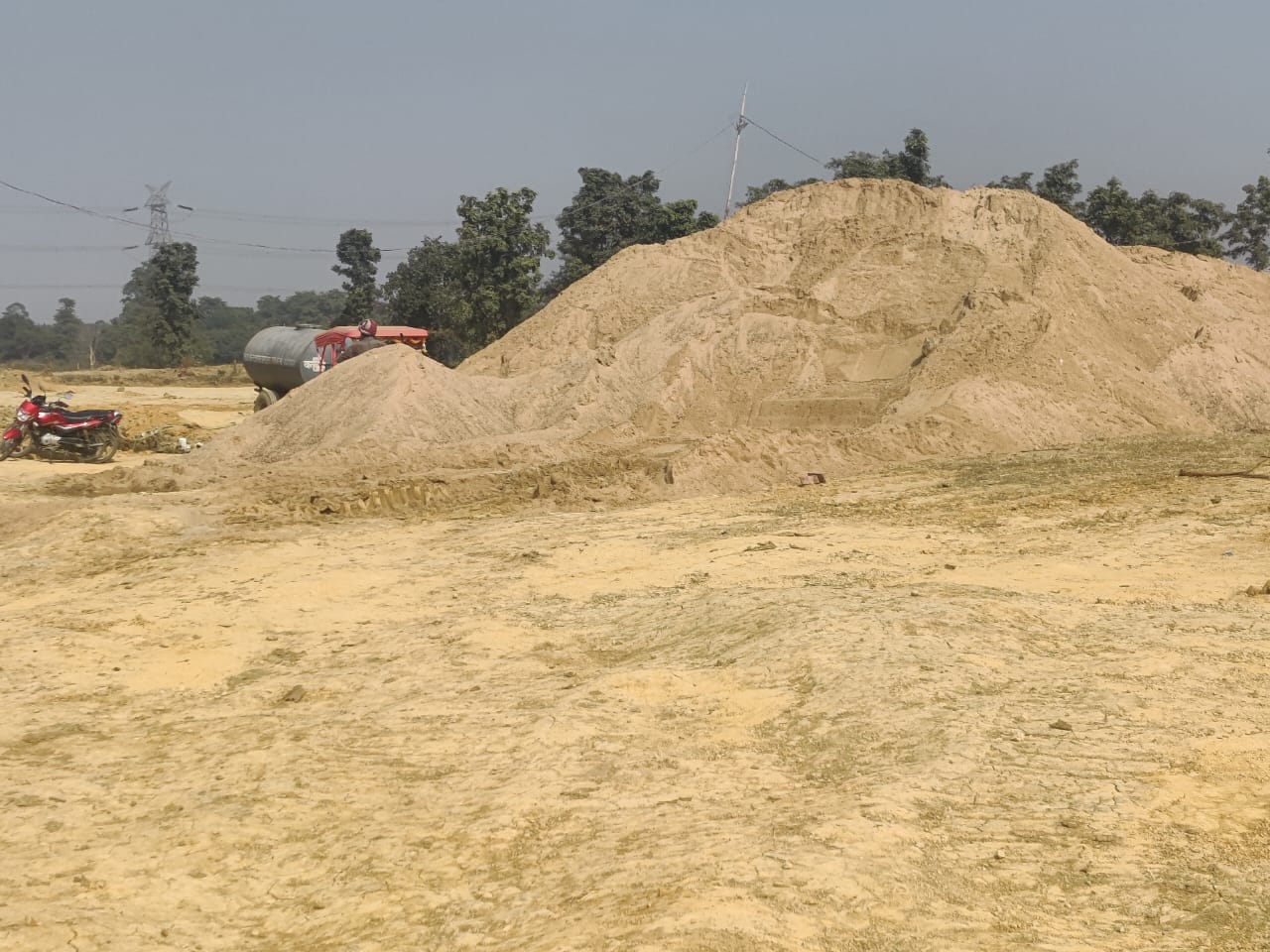 घरघोड़ा : भाजपा सरकार में रेत तस्करी चरम पर, सैकड़ों ट्रैक्टर अवैध रेत डंप पर आखिर कब होगी कार्रवाई? जिम्मेदारों की चुप्पी अपने आपमें रहस्य?…