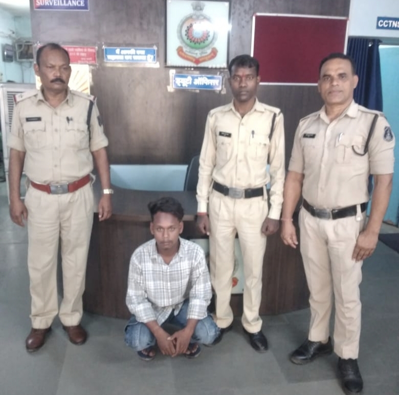 रायगढ़ : हत्या के प्रयास मामले का फरार आरोपी चढ़ा कोतरारोड़ पुलिस के हत्थे ; भेजा न्यायिक रिमांड पर
