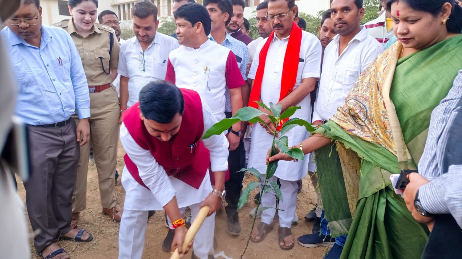 केन्द्रीय राज्य मंत्री ने एक पेड़ माँ के नाम अभियान अंतर्गत किया पौधरोपण…