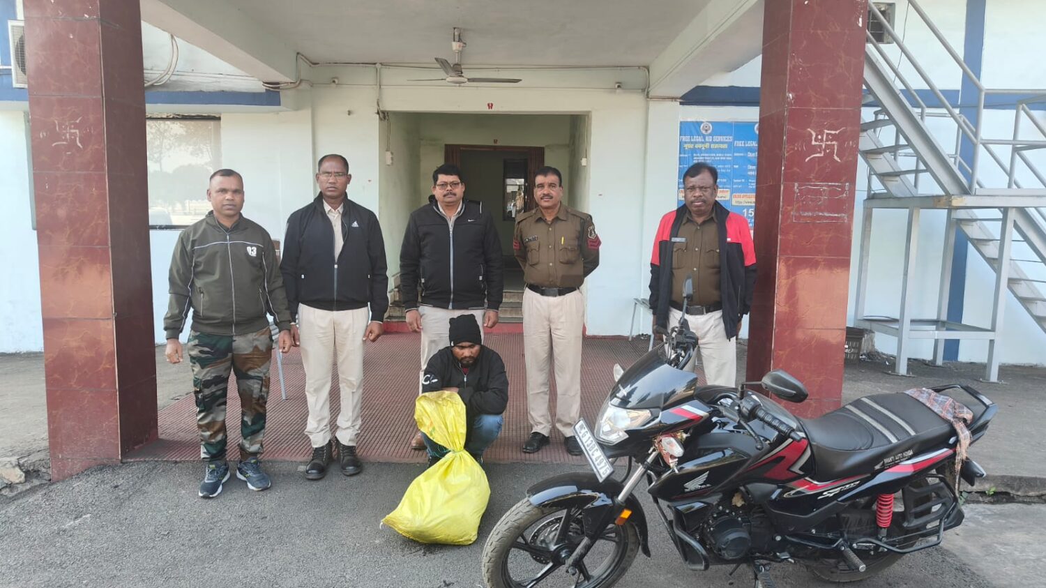 रायगढ़ : ग्राम सामारूमा में अवैध शराब के खिलाफ पूंजीपथरा पुलिस की कार्रवाई, 15 लीटर महुआ शराब और मोटर साइकिल जब्त…