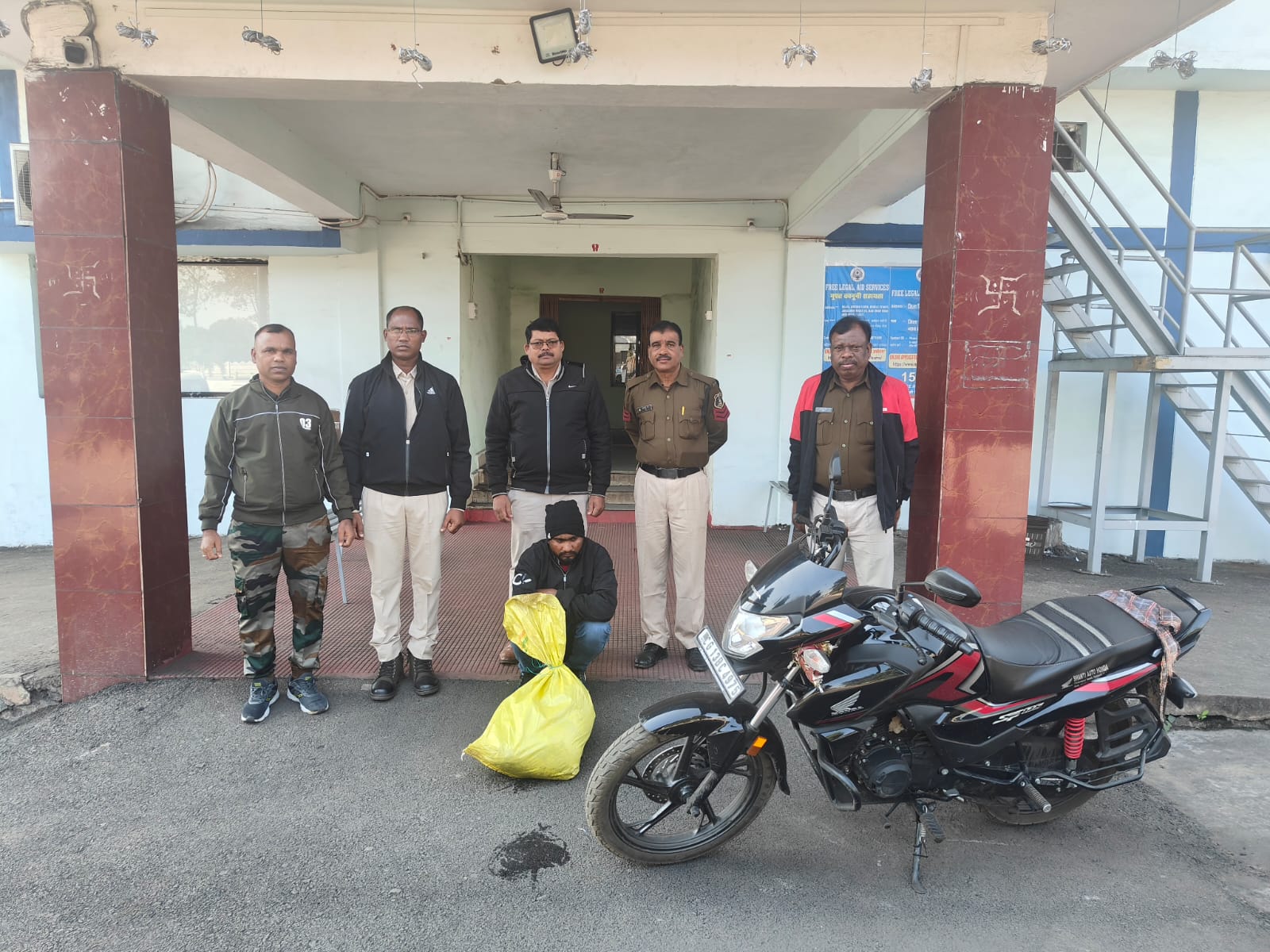 रायगढ़ : ग्राम सामारूमा में अवैध शराब के खिलाफ पूंजीपथरा पुलिस की कार्रवाई, 15 लीटर महुआ शराब और मोटर साइकिल जब्त…