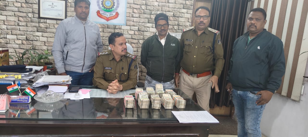 रायगढ़ : कोतवाली पुलिस को पेट्रोलिंग के दौरान मोटरसाइकिल सवार के बैग से ₹22.5 लाख कैश मिला, नकदी जप्त कर कोतवाली पुलिस ने की कार्रवाई…