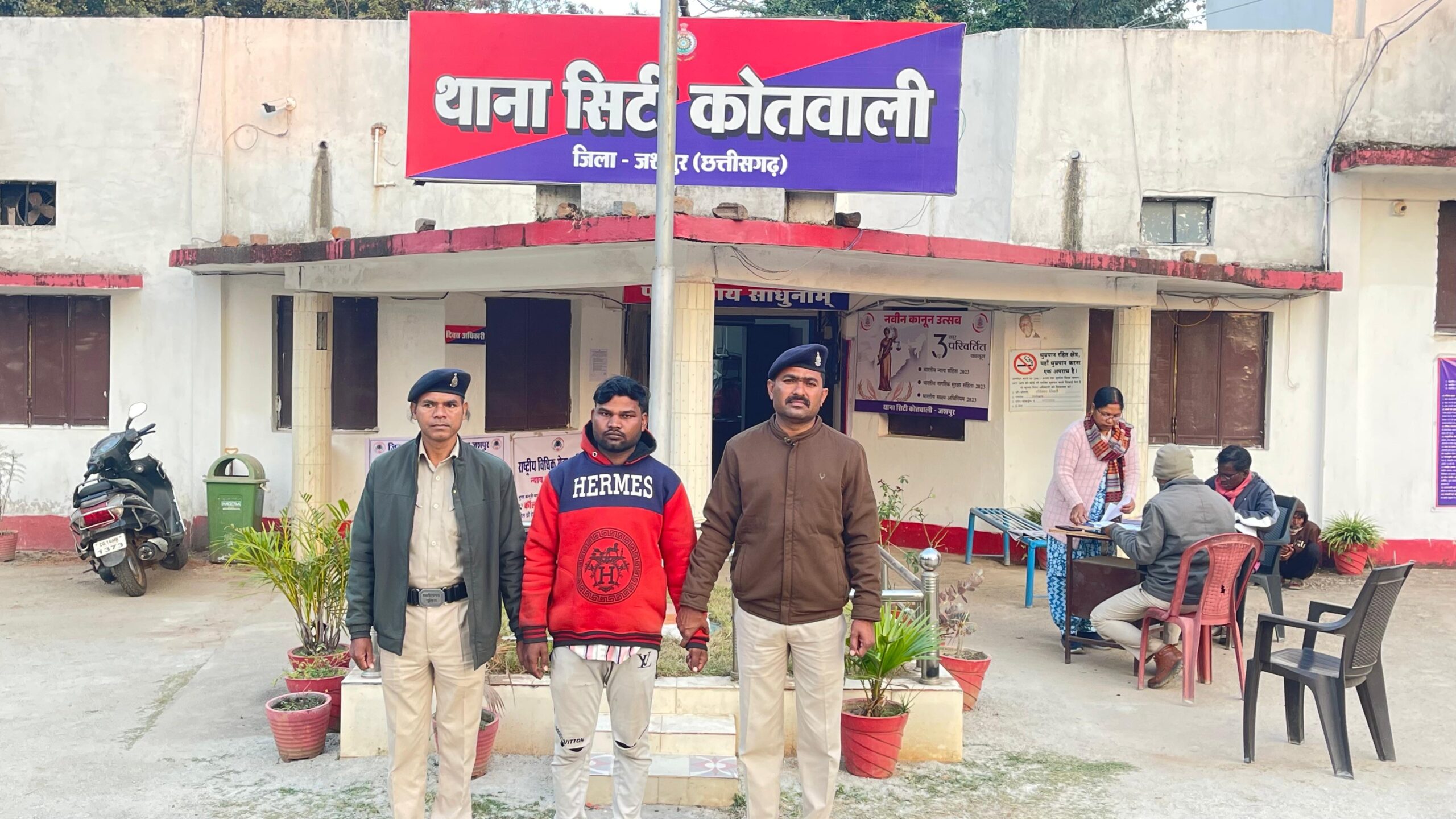 जशपुर : नाबालिक बालिका को शादी का झांसा देकर दिल्ली जाने वाला आरोपी एफआईआर दर्ज होने के घंटे  भर में गिरफ्तार…