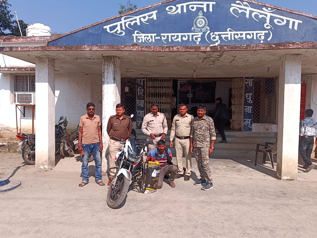 लैलूंगा : पुलिस की गांजा तस्करों पर पैनी नजर, 10 किलो गांजा और अपाचे बाइक के साथ यूपी के तस्कर को किया गिरफ्तार…
