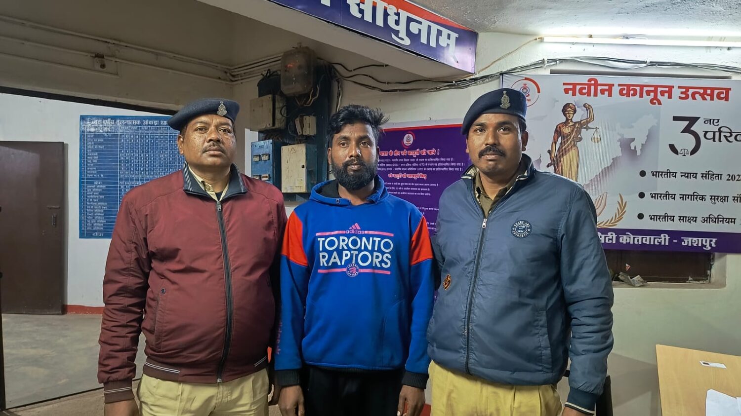 जशपुर : नाबालिग बालिका को अपने साथ ले जाकर दुष्कर्म करने के आरोपी मो. शेख असलम को जशपुर पुलिस ने रायगढ़ से दबोचा, भेजा गया जेल…