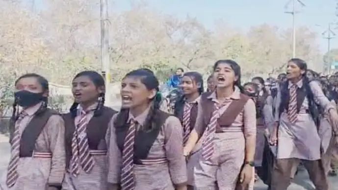 कवर्धा : दुल्लापुर स्कूल के छात्रों का हल्ला बोल: प्राचार्य को हटाने की मांग पर धरना… कवर्धा : दुल्लापुर स्कूल के छात्रों का हल्ला बोल: प्राचार्य को हटाने की मांग पर धरना…