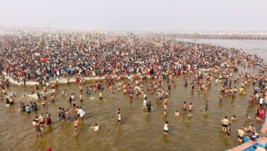 महाकुंभ का राजनीतिकरण : आस्था पर हावी होती राजनीति, क्या होगा अंजाम? (आलेख: कृष्ण प्रताप सिंह)