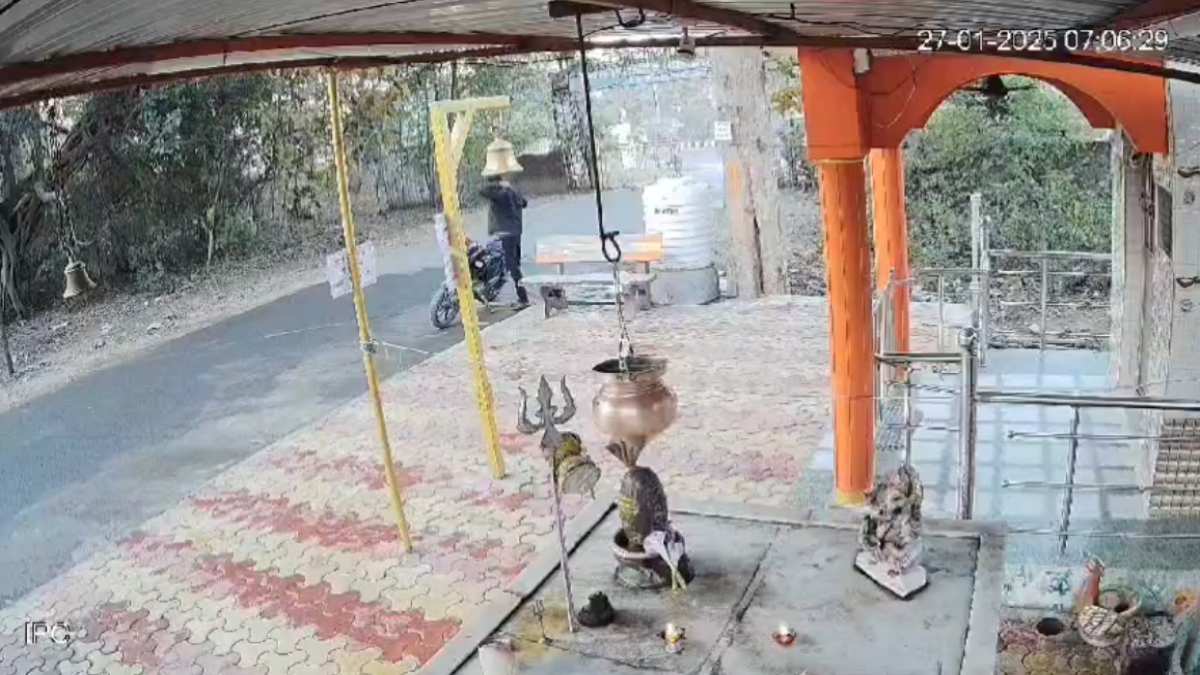 बिलासपुर: हनुमान मंदिर में हनुमान चालीसा बंद कराने की धमकी, ऑटो चालक का वीडियो वायरल; हिंदू संगठनों में भारी आक्रोश… बिलासपुर: हनुमान मंदिर में हनुमान चालीसा बंद कराने की धमकी, ऑटो चालक का वीडियो वायरल; हिंदू संगठनों में भारी आक्रोश…