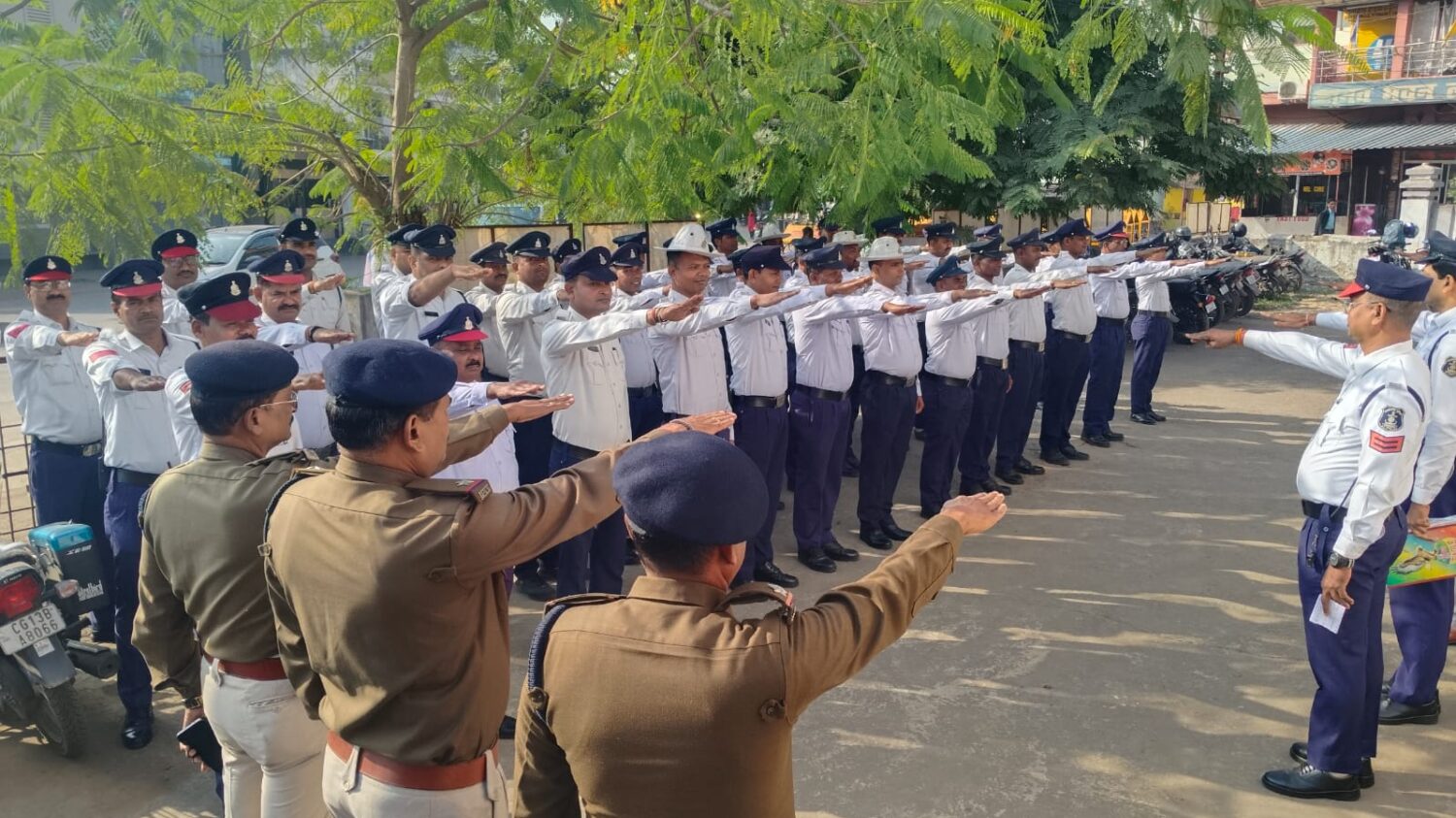 रायगढ़ :  यातायात पुलिसकर्मियों ने ट्रेफिक नियमों का पालन करने और आमजन को जागरूक करने की ली शपथ…