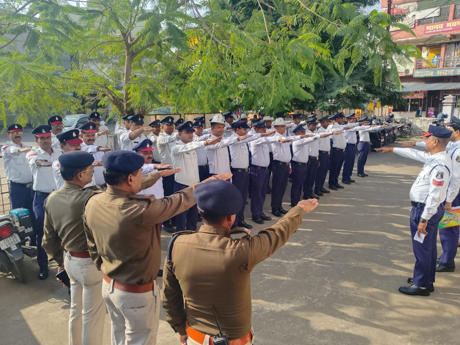 रायगढ़ :  यातायात पुलिसकर्मियों ने ट्रेफिक नियमों का पालन करने और आमजन को जागरूक करने की ली शपथ…