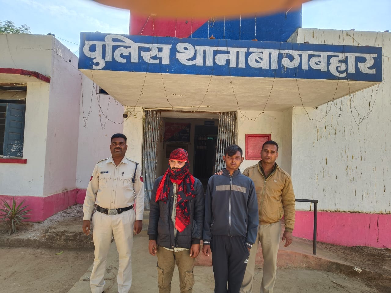 जशपुर : ट्रेक्टर की ट्रॉली चोरी करने वाले आरोपियों को थाना बागबहार पुलिस ने किया गिरफ्तार…