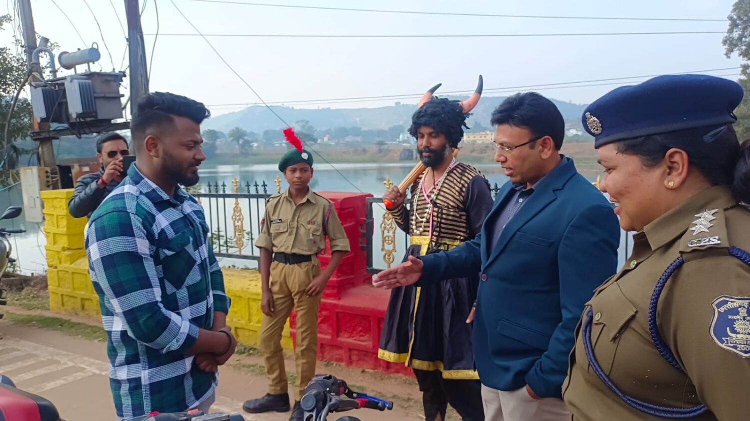 जशपुर : सड़क पर उतरे यमराज; पढ़ा रहे यातायात जागरूकता का पाठ, जशपुर  पुलिस कि अनूठी पहल…