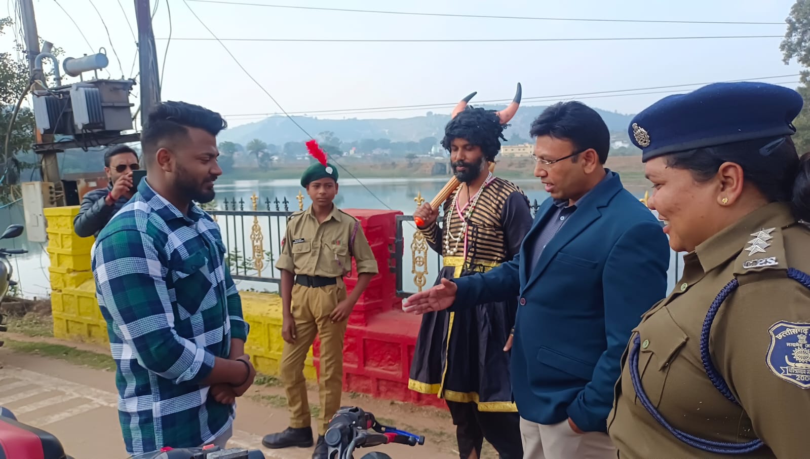 जशपुर : सड़क पर उतरे यमराज; पढ़ा रहे यातायात जागरूकता का पाठ, जशपुर  पुलिस कि अनूठी पहल…