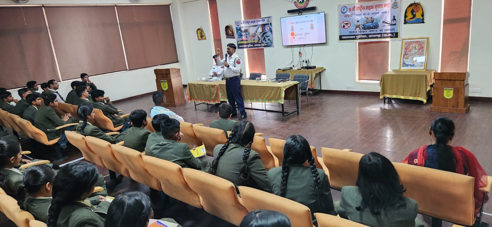 रायगढ़ : साधुराम विद्या मंदिर में यातायात नियमों पर विशेष जागरूकता कार्यक्रम…