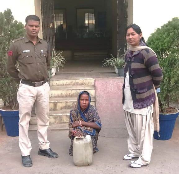 रायगढ़ : ग्राम छुहीपाली में चक्रधरनगर पुलिस की कार्रवाई, 10 लीटर महुआ शराब के साथ महिला गिरफ्तार… रायगढ़ : ग्राम छुहीपाली में चक्रधरनगर पुलिस की कार्रवाई, 10 लीटर महुआ शराब के साथ महिला गिरफ्तार…