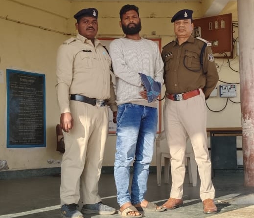 जशपुर : गोवा से पकड़ा गया हत्या के प्रयास का फरार आरोपी रवि यादव…