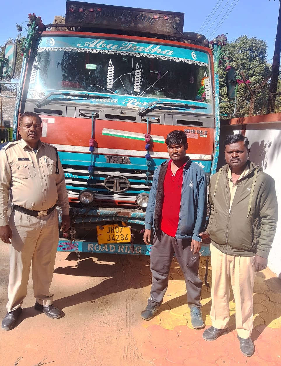 जशपुर : पुलिस ने अवैध कबाड़ कारोबार पर कसा शिकंजा, ट्रक समेत 1.25 लाख का माल जब्त… जशपुर : पुलिस ने अवैध कबाड़ कारोबार पर कसा शिकंजा, ट्रक समेत 1.25 लाख का माल जब्त…