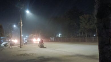 तिल्दा-नेवरा : धूल से सनी सड़कें बनीं समस्या का कारण, डिवाइडर निर्माण भी आज तक अधूरा…