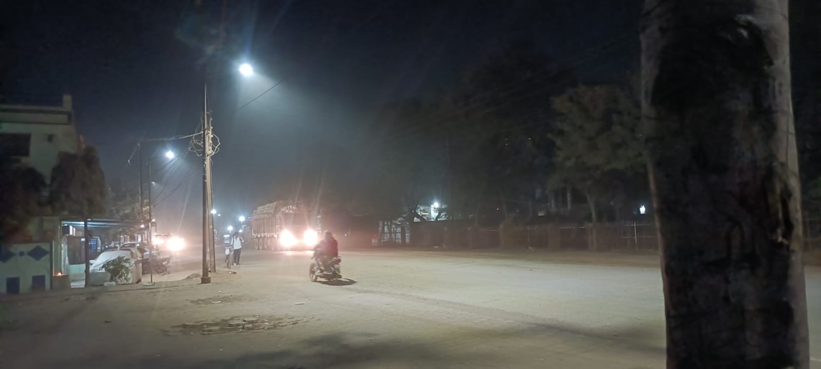 तिल्दा-नेवरा : धूल से सनी सड़कें बनीं समस्या का कारण, डिवाइडर निर्माण भी आज तक अधूरा… तिल्दा-नेवरा : धूल से सनी सड़कें बनीं समस्या का कारण, डिवाइडर निर्माण भी आज तक अधूरा…