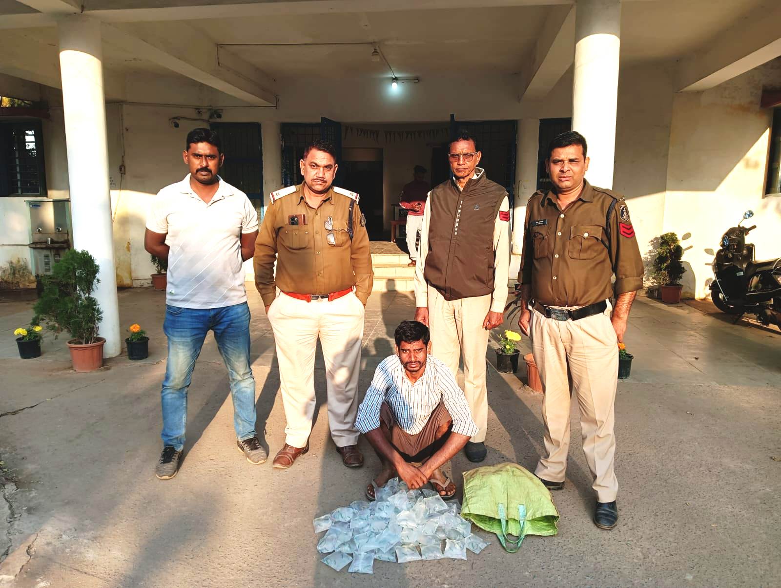 रायगढ़ : पुसौर में विशेष टीम ने की अवैध शराब के खिलाफ बड़ी कार्रवाई, 75 पाऊच मयुर छाप महुआ शराब के साथ आरोपी गिरफ्तार…