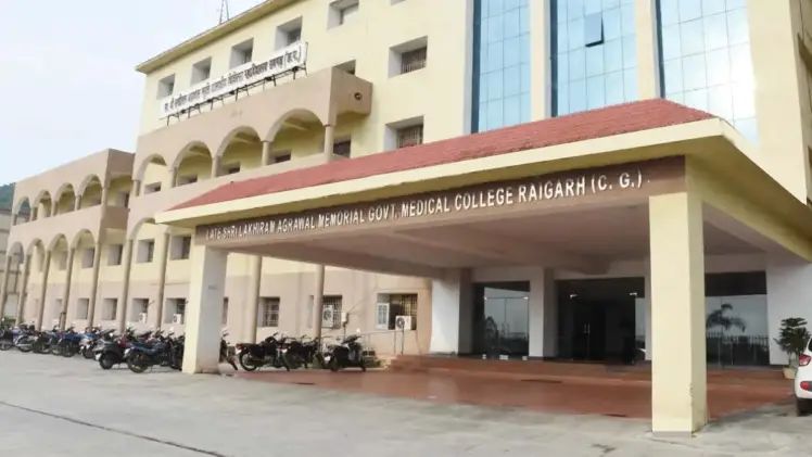 रायगढ़ : मेडिकल कॉलेज के 50 जूनियर डॉक्टरों की नौकरी पर मंडराया खतरा, जानिए क्या है मामला…