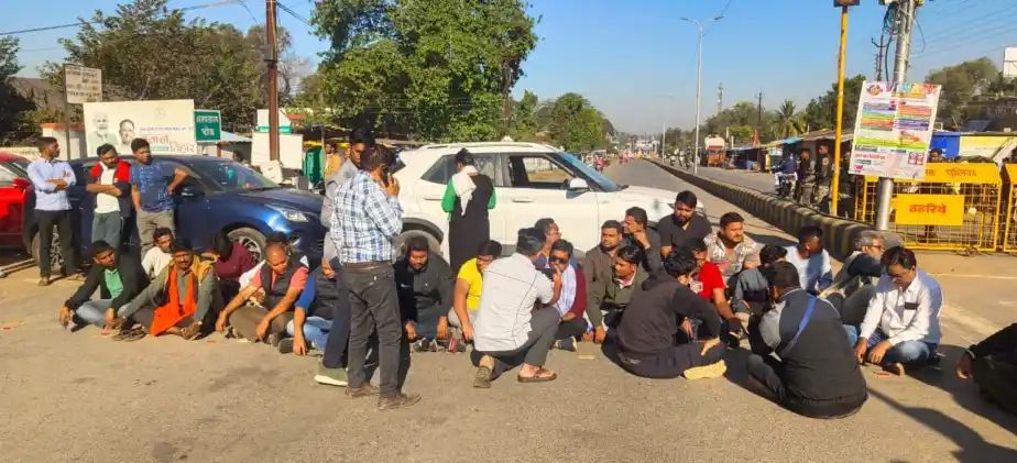 बीजापुर : पत्रकार साथी की हत्या से पत्रकारों में आक्रोश : बीजापुर बंद का आह्वान, किया गया चक्काजाम ;तत्काल पुलिस अधीक्षक को हटाने कि मांग…