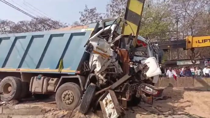 दुर्ग: प्रतिबंधित ओवर ब्रिज पर तेज रफ्तार हाईवा ने मचाया कहर, बीएसपी कर्मचारी गंभीर घायल… दुर्ग: प्रतिबंधित ओवर ब्रिज पर तेज रफ्तार हाईवा ने मचाया कहर, बीएसपी कर्मचारी गंभीर घायल…