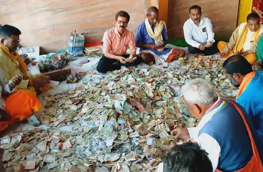 मां दंतेश्वरी की दान पेटी 6 महीने बाद खोली गई, भक्तों की भक्ति से भरा खजाना – 19 लाख से ज्यादा नकद और बहुमूल्य आभूषण मिले… मां दंतेश्वरी की दान पेटी 6 महीने बाद खोली गई, भक्तों की भक्ति से भरा खजाना – 19 लाख से ज्यादा नकद और बहुमूल्य आभूषण मिले…