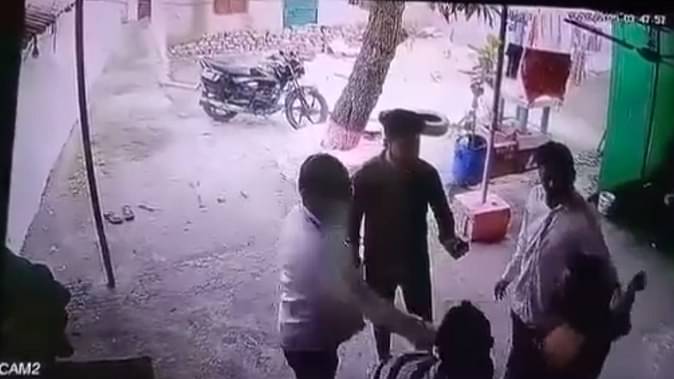 कोरबा : मतदान के बीच श्रम मंत्री के भाई का वायरल वीडियो, मारपीट का आरोप, पुलिस ने दर्ज किया मामला… कोरबा : मतदान के बीच श्रम मंत्री के भाई का वायरल वीडियो, मारपीट का आरोप, पुलिस ने दर्ज किया मामला…
