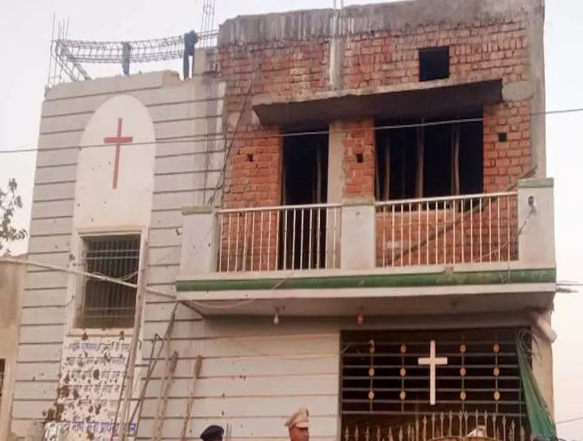 दुर्ग के अमलेश्वर में प्रार्थना सभा पर विवाद: बजरंग दल ने लगाया धर्मांतरण का आरोप, पुलिस जांच में जुटी… दुर्ग के अमलेश्वर में प्रार्थना सभा पर विवाद: बजरंग दल ने लगाया धर्मांतरण का आरोप, पुलिस जांच में जुटी…