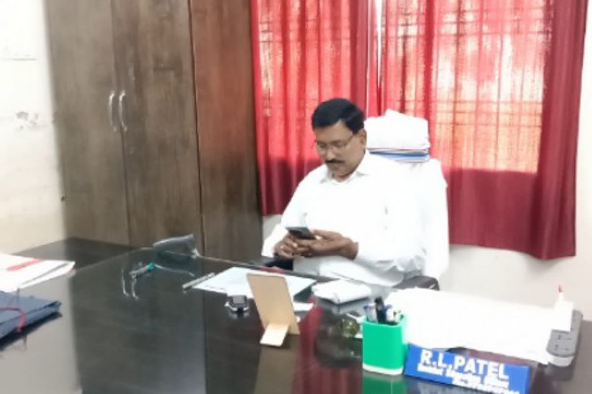 सूरजपुर : रिटायरमेंट से महज 14 दिन पहले रिश्वतखोरी में फंसे जिला शिक्षा अधिकारी, ACB ने रंगे हाथों दबोचा… सूरजपुर : रिटायरमेंट से महज 14 दिन पहले रिश्वतखोरी में फंसे जिला शिक्षा अधिकारी, ACB ने रंगे हाथों दबोचा…