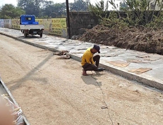 राजधानी रायपुर के सड्डू में सड़क निर्माण में बड़ा घोटाला, दो माह में ही उखड़ने लगी सड़क… राजधानी रायपुर के सड्डू में सड़क निर्माण में बड़ा घोटाला, दो माह में ही उखड़ने लगी सड़क…