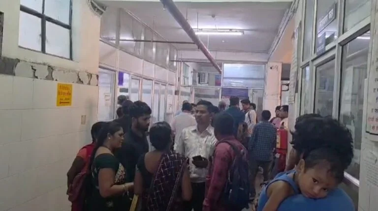 बिलासपुर : सिम्स अस्पताल में गंभीर लापरवाही : स्वस्थ गर्भवती महिला को गलती से लगाया अबॉर्शन इंजेक्शन, पांच माह का गर्भ नष्ट,परिजनों का हंगामा… बिलासपुर : सिम्स अस्पताल में गंभीर लापरवाही : स्वस्थ गर्भवती महिला को गलती से लगाया अबॉर्शन इंजेक्शन, पांच माह का गर्भ नष्ट,परिजनों का हंगामा…