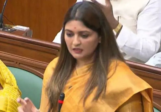 विधानसभा में गरजीं भावना बोहरा, जनसंपर्क विभाग के विज्ञापन घोटाले और सरकारी लापरवाहियों को लेकर सरकार को घेरा… विधानसभा में गरजीं भावना बोहरा, जनसंपर्क विभाग के विज्ञापन घोटाले और सरकारी लापरवाहियों को लेकर सरकार को घेरा…